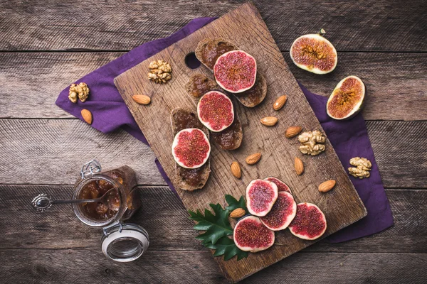 Vijgen gesneden op brood met jam — Stockfoto