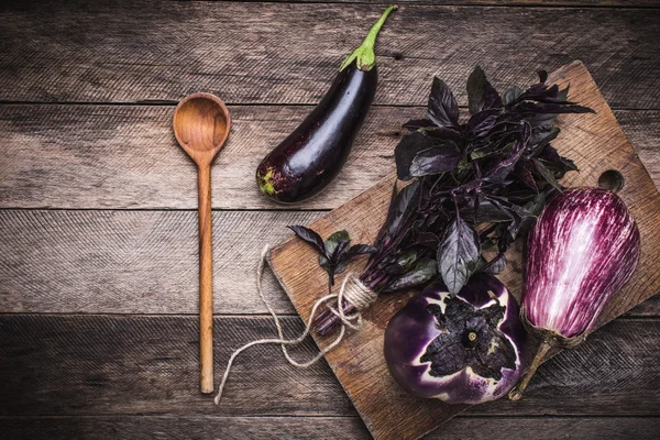 Aubergines, basilic et cuillère — Photo