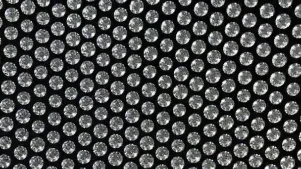 Tisser des matériaux avec des diamants ou des pierres précieuses 