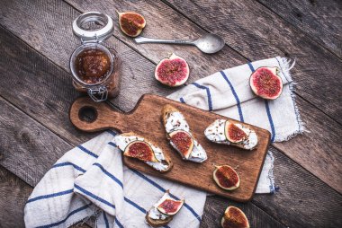 Reçel ve incir ile lezzetli Bruschetta