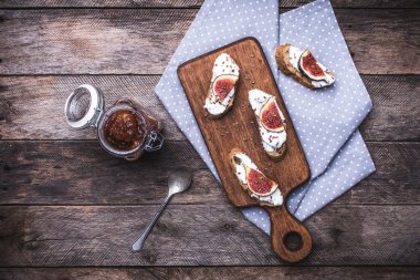 Bruschetta ve dilimlenmiş incir