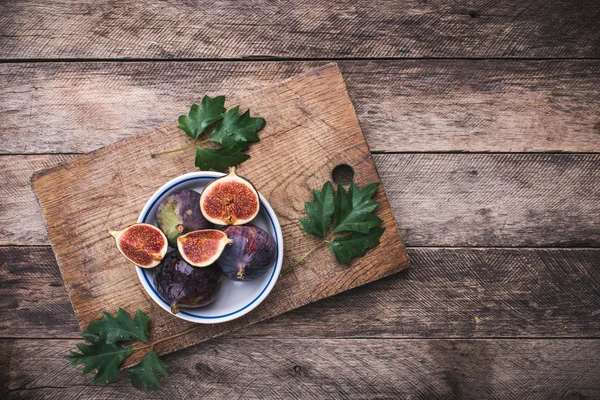 Im rustikalen Stil geschnittene Feigen — Stockfoto