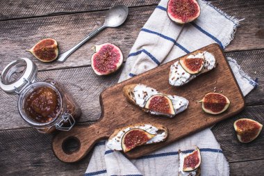 Bruschetta aperatifler reçel ve incir ile