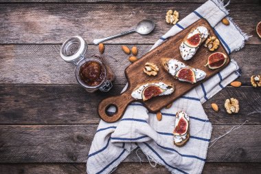 Bruschetta incir ve fındık ile