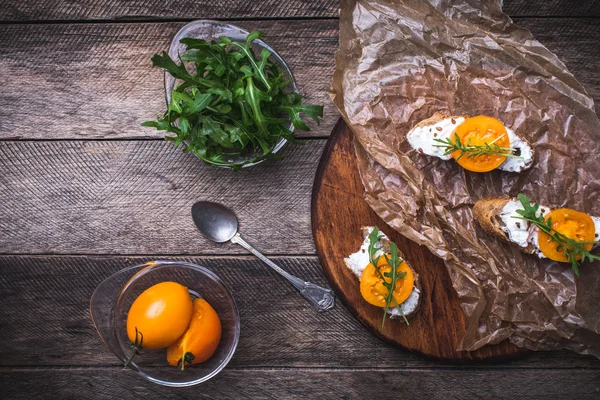 Bruschetta กับชีสและมะเขือเทศ — ภาพถ่ายสต็อก