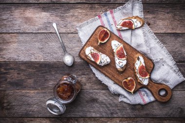 Rustik tarzı lezzetli Bruschetta reçel ile