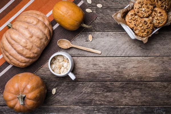 Pompoenen en lekkere koekjes met noten — Stockfoto