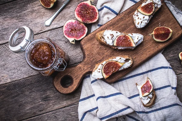 Bruschetta gustosa in stile rustico con marmellata — Foto Stock