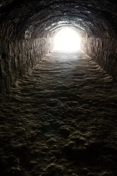 Licht aan het eind van de donkere tunnel — Stockfoto