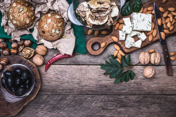 Mittagessen Oliven, Nüsse — Stockfoto