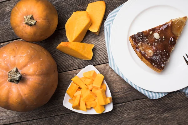 Pumpkins and pie on plate — Stock Photo, Image