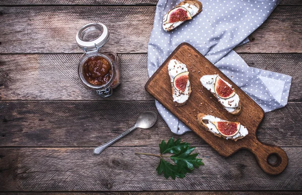 Geschnittene Feigen, Marmelade und Bruschetta — Stockfoto