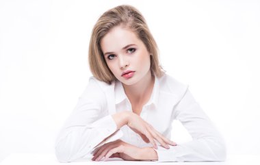 İş kadını ya da model oturma ve poz