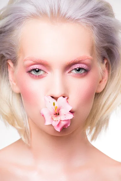 Μοντέλο με το λουλούδι στο στόμα — Φωτογραφία Αρχείου