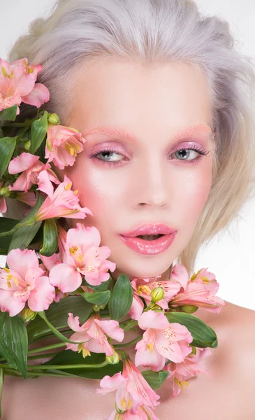 Beauty porträtt av blond kvinna med blommor — Stockfoto