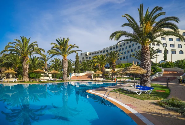 Úszómedencékkel és luxus Resort hotel — Stock Fotó