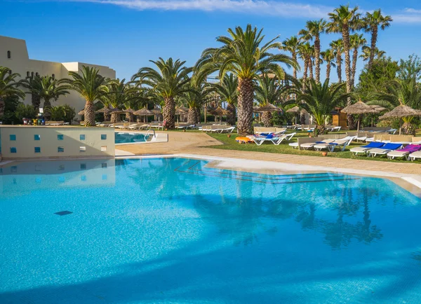 Large Swimming pool and trees at resort — Stock Photo, Image