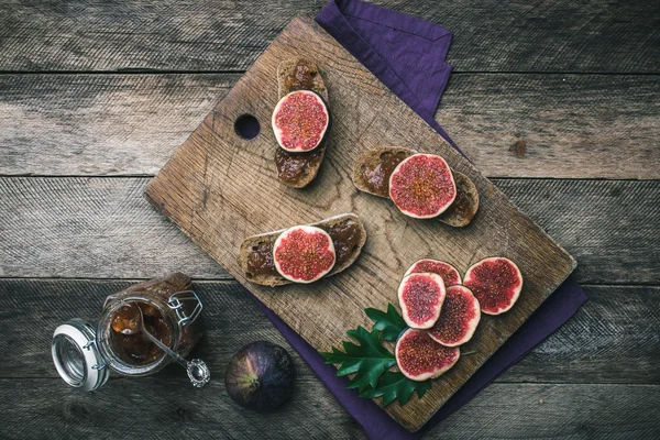 Figos fatiados e pão com geléia — Fotografia de Stock