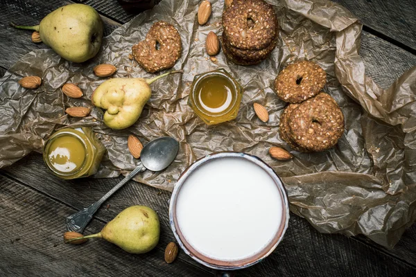 Läckra päron kakor och mjölk — Stockfoto