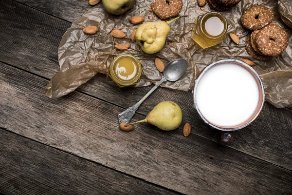 Chutné hrušky, Cookies a mléko — Stock fotografie