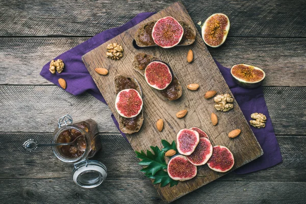 Geschnittene Feigen, Nüsse und Brot mit Marmelade — Stockfoto