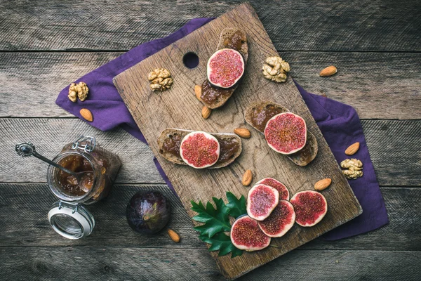 Geschnittene Feigen, Nüsse und Brot mit Marmelade — Stockfoto