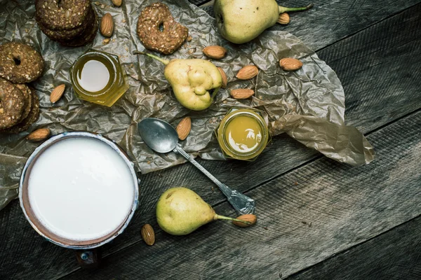 Chutné hrušky, Cookies a mléko — Stock fotografie