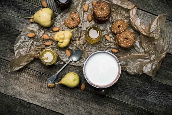 Chutné hrušky, Cookies a mléko — Stock fotografie