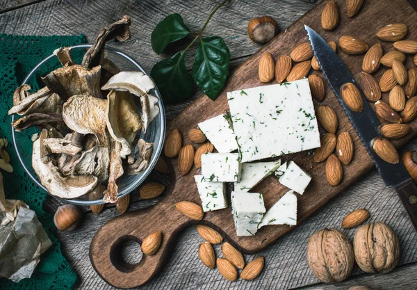 Gros plan de fromage, noix et champignons — Photo