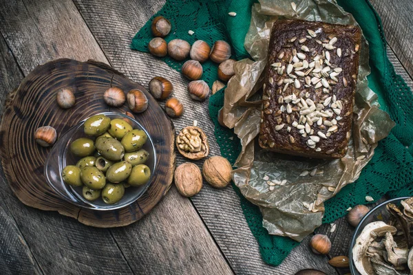 Olijven, noten, paddestoelen en brood — Stockfoto