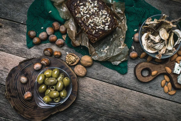 Olivy, žampiony ořechy a chléb — Stock fotografie