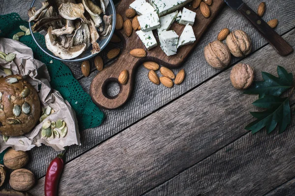 Noten, paddestoelen, kaas en brood broodjes — Stockfoto