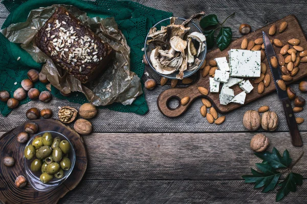 Оливки, орехи, грибы и хлеб — стоковое фото