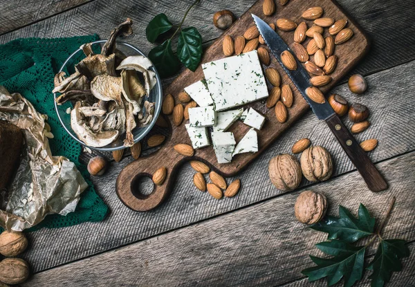 Schapenkaas, noten, paddestoelen — Stockfoto