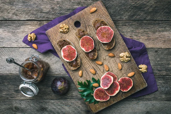 Řez fíky, ořechy a chleba s marmeládou — Stock fotografie