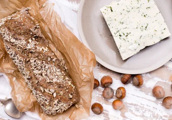 Ekmek peynir ve huzelnuts ile — Stok fotoğraf