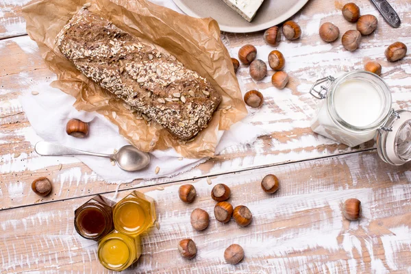 Хлеб с медовым орехом и сыром — стоковое фото