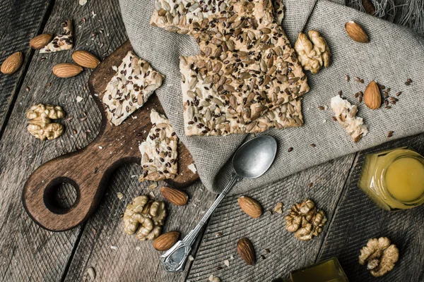 Leckere Plätzchen mit Samen und Honig — Stockfoto