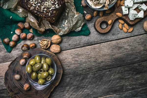 Оливки, орехи и хлеб — стоковое фото