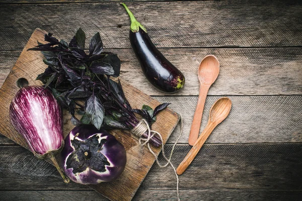 Aubergines au basilic et cuillères — Photo