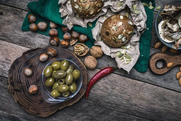 Оливки, орехи и булочки — стоковое фото