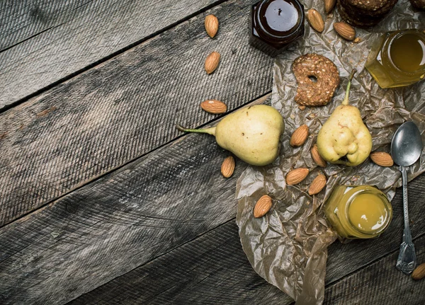 Peras, biscoitos, mel e nozes — Fotografia de Stock