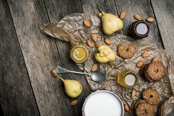 Päron, Cookies, mandel och mjölk — Stockfoto
