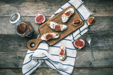 Reçel ve peçete üzerinde incir ile lezzetli Bruschetta