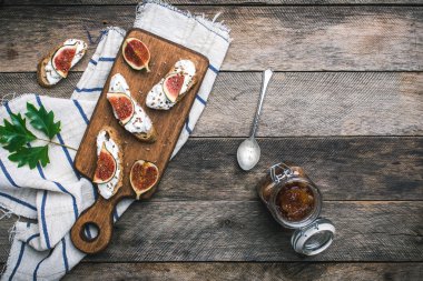 Reçel ve peçete üzerinde incir ile lezzetli Bruschetta