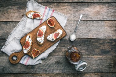 Reçel ve peçete üzerinde incir ile lezzetli Bruschetta