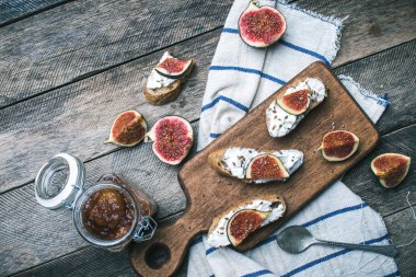 Reçel ve peçete üzerinde incir ile lezzetli Bruschetta