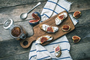 Reçel ve peçete üzerinde incir ile lezzetli Bruschetta