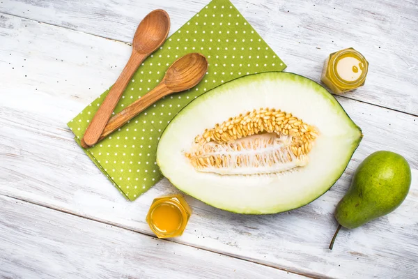 Melón maduro, cucharas, miel y pera — Foto de Stock