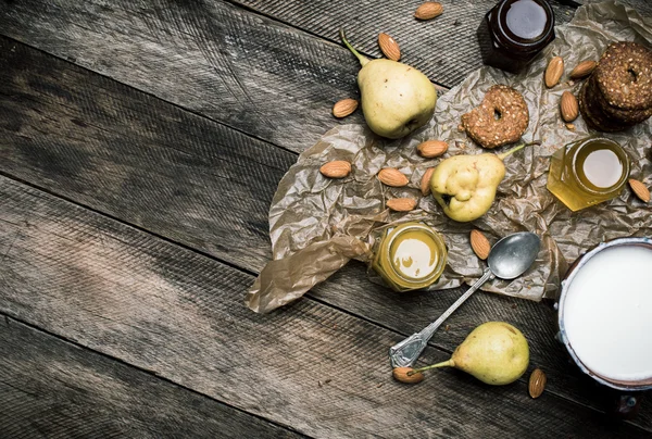 Päron, Cookies, mandel och mjölk — Stockfoto